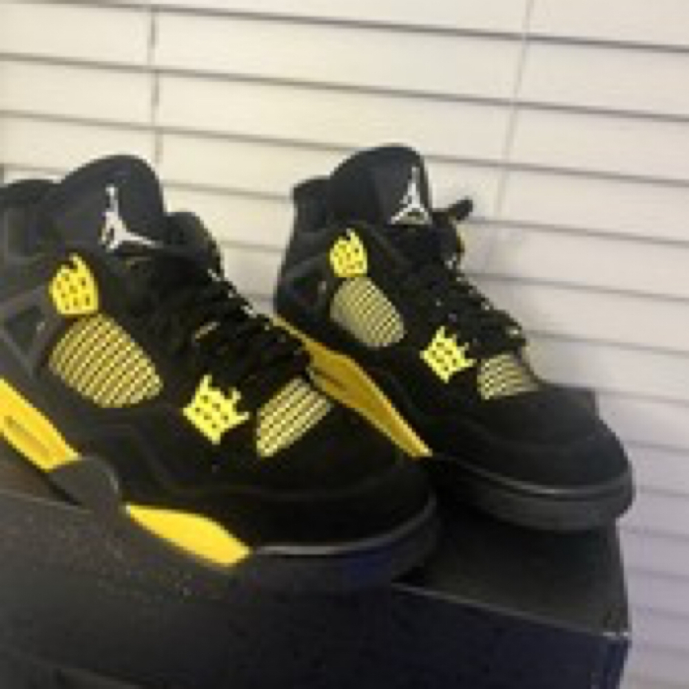 Size 13 - Jordan 4 Retro Mid Thunder